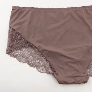 Nahaufnahme der eleganten violetten Blumenspitze auf Übergrößen-Slips mit hoher Taille