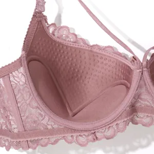 Vue intérieure du soutien-gorge push-up en dentelle avec rembourrage respirant et bonnets.
