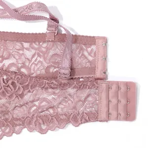 Détail en gros plan d'un soutien-gorge en dentelle avec fermeture à agrafes et bretelle.