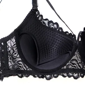 Vue détaillée d'un soutien-gorge push-up en dentelle noire avec rembourrage texturé