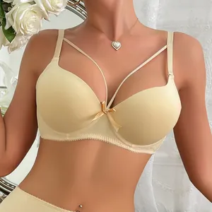 Detalle de sujetador push-up sin costuras con tiras decorativas en la parte delantera