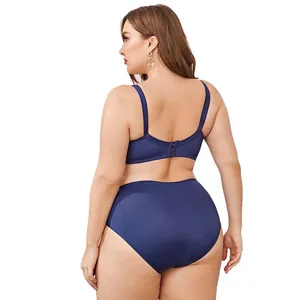 Conjunto de sujetador deportivo y braga de talla grande azul marino, vista trasera.