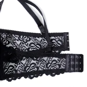 Détail d'un soutien-gorge push-up en dentelle florale noire avec bretelles et agrafes réglables