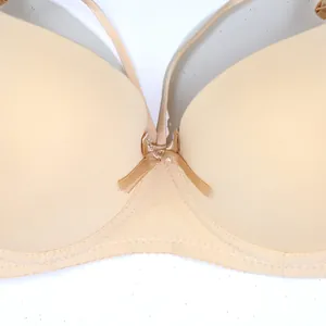 Primer plano de sujetador push-up beige con detalle de lazo y tiras frontales.
