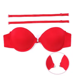 Detalle del cierre frontal de un sujetador push-up rojo sin tirantes de media copa