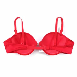 Vista detallada de un sujetador push-up rojo con cierre delantero y tirantes ajustables