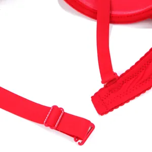 Primer plano de tirante de sujetador rojo con hebilla ajustable y detalle de encaje ondulado