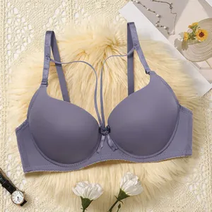 Elegante sujetador push-up malva con copas lisas y detalle de tirantes decorativos delante.