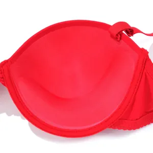 Primer plano detallado del forro interior suave y el broche de un sujetador push-up rojo.