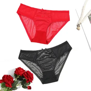 Nahaufnahme von sexy roten und schwarzen Spitzenhöschen mit Schleifen und Netzdetails