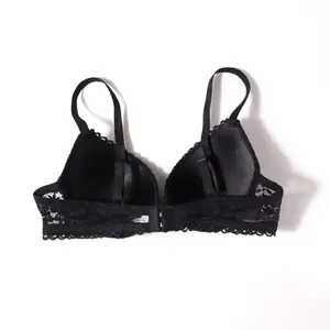 Detalle del encaje floral negro y tirantes ajustables en el sujetador triangular