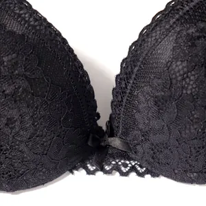 Primer plano detallado del encaje floral y el lazo de un sujetador negro sexy estilo.