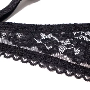 Primer plano detallado del elegante encaje floral negro en un sujetador de copa sexy