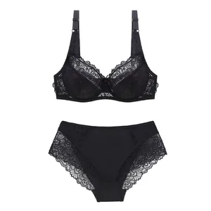 Detailansicht eines eleganten schwarzen Spitzen-Dessous-Sets mit BH und Slip mit mittlerer Taille.