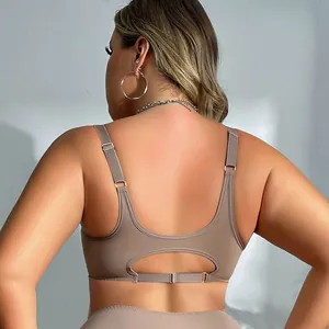 Rückenansicht eines nahtlosen Plus-Size-BHs mit breiten Trägern und U-förmigem Rückendesign