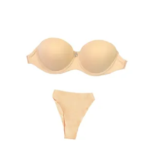 Nahtloses BH- und Slip-Set in Hautfarbe mit unsichtbaren Trägern für rückenfreie Kleider.