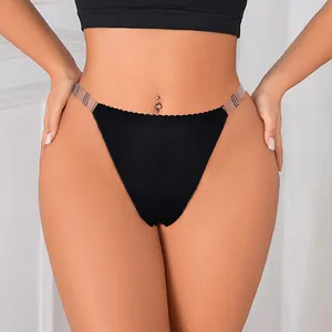 Gros plan d'un string noir sans couture avec bretelles transparentes réglables.