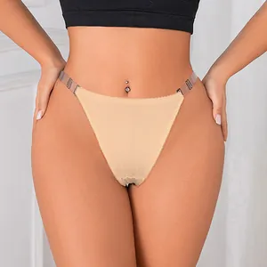 String sans couture chair avec bretelles transparentes réglables pour une tenue discrète