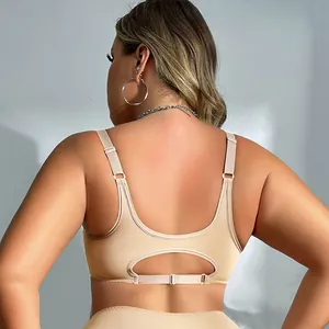 Rückansicht eines beigen drahtlosen BHs in Übergröße mit modischem Cut-Out-Design
