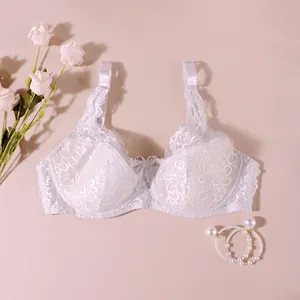 Detailansicht eines eleganten weißen BHs aus Blumenspitze mit weichen Seidenträgern
