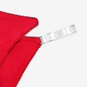 Détail de la sangle transparente réglable et de la boucle en métal sur un string rouge sans couture