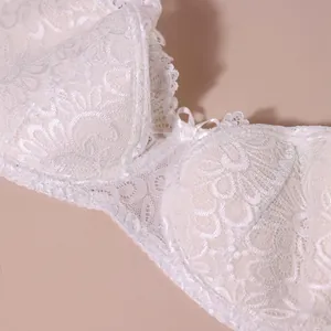 Nahaufnahme eines eleganten weißen Spitzen-BHs mit zartem Schleifendetail