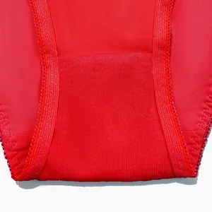 Gros plan détaillé d'un string rouge sans couture montrant la texture du tissu.