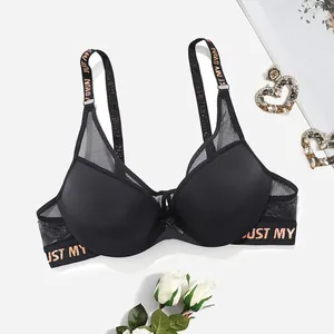 Detailaufnahme eines sexy schwarzen Push-up-BHs mit stilvollen Trägern mit Buchstaben.