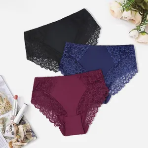 Tre paia di eleganti slip in pizzo a vita alta da donna in nero, blu navy e bordeaux.