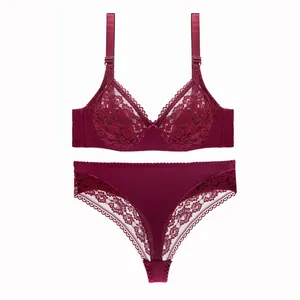 Vue détaillée de l'ensemble de lingerie en dentelle bordeaux avec soutien-gorge