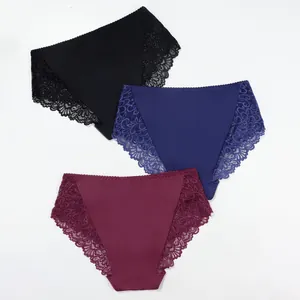 Vista dettagliata di mutandine a vita alta in pizzo nei colori nero, blu e bordeaux elegante.