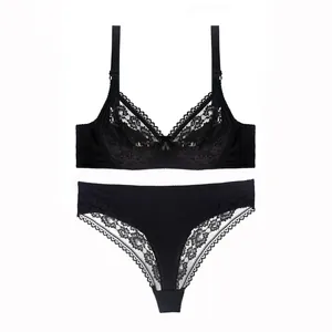 Ensemble de lingerie en dentelle noire élégante avec soutien-gorge ultra-fin et string assorti