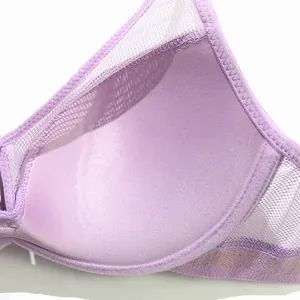 Detaillierte Makroansicht eines lila Push-up-BHs mit Mesh und weicher Cup-Struktur.