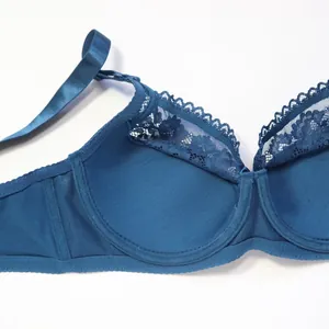 Gros plan d'un élégant soutien-gorge en dentelle bleu canard avec bonnets ultra-fins