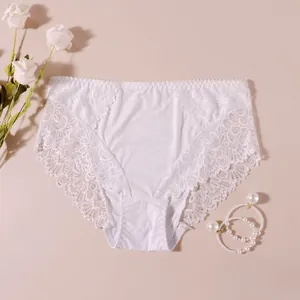 Elegante weiße Slip-Panty mit floraler Spitze und weichem Stoffdetail für feine Damen