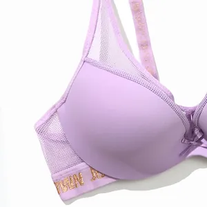 Nahaufnahme eines lavendelfarbenen Push-up-BHs mit Netzdetails und glitzernden Trägern