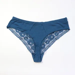 Vue détaillée d'une culotte élégante en dentelle bleu canard avec broderies florales et taille basse