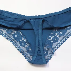 Vue détaillée d'un string en dentelle bleu canard sexy à taille basse pour femmes