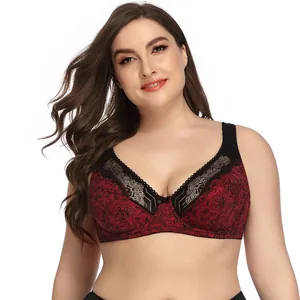 Detalle frontal de un sujetador de talla grande con estampado floral rojo y encaje negro fino