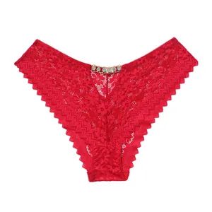 Vue détaillée d'une culotte sexy en dentelle rouge avec chaîne en métal et strass brillants.
