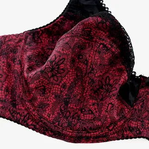 Vista detallada del patrón floral de encaje rojo y negro en un sujetador con aros completo.