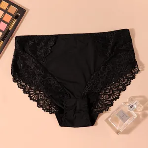 Primo piano di eleganti ricami in pizzo nero su biancheria intima traspirante da donna