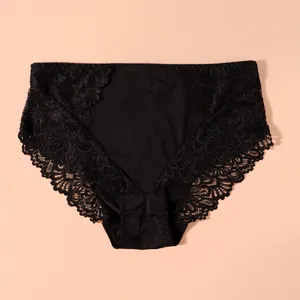Vista dettagliata di eleganti motivi floreali in pizzo nero su slip donna a vita alta