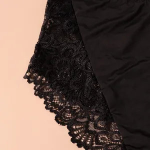 Dettaglio dell'elegante pizzo nero su slip a vita alta traspiranti da donna