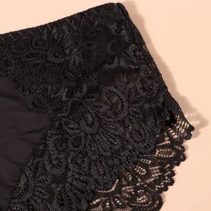 Dettaglio ravvicinato del pizzo floreale nero su slip da donna traspiranti.