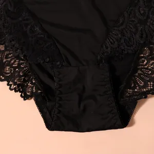 Dettaglio ravvicinato della complessa trina floreale nera e del tessuto morbido dello slip