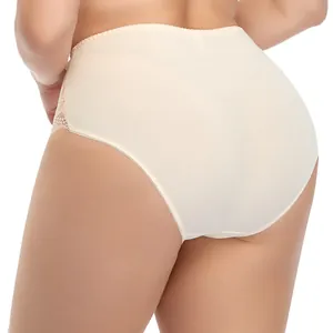 Vue arrière d'une culotte en dentelle beige sans couture grande taille pour le détail.