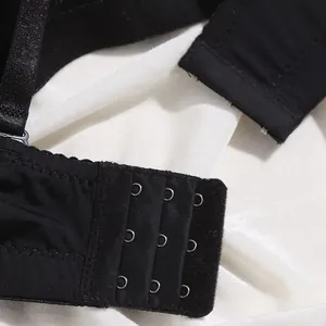 Detailopname van de sluiting met drie rijen haken aan de achterkant van een zwarte beha