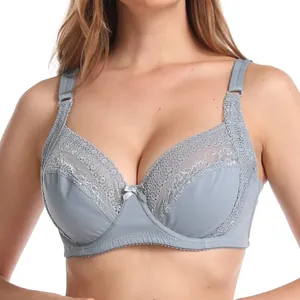Nahaufnahme eines hellblauen Spitzen-BHs mit feinem Schleifenakzent und dünnen Cups.