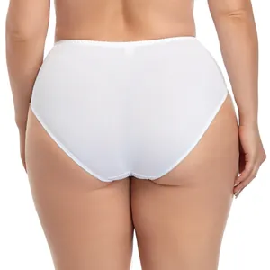 Vue détaillée de l'ajustement arrière d'une culotte extensible sans couture grande taille.